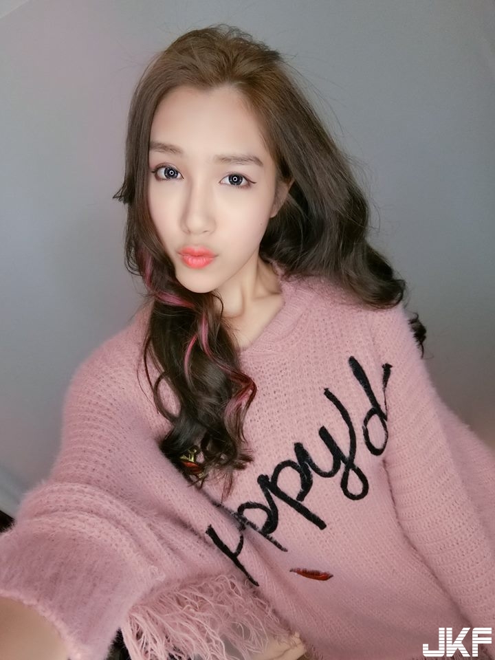 極致誘惑！十萬伏特「電眼正妹」《妤霜》自拍美照…衣服滑落「長輩」呼之欲出
