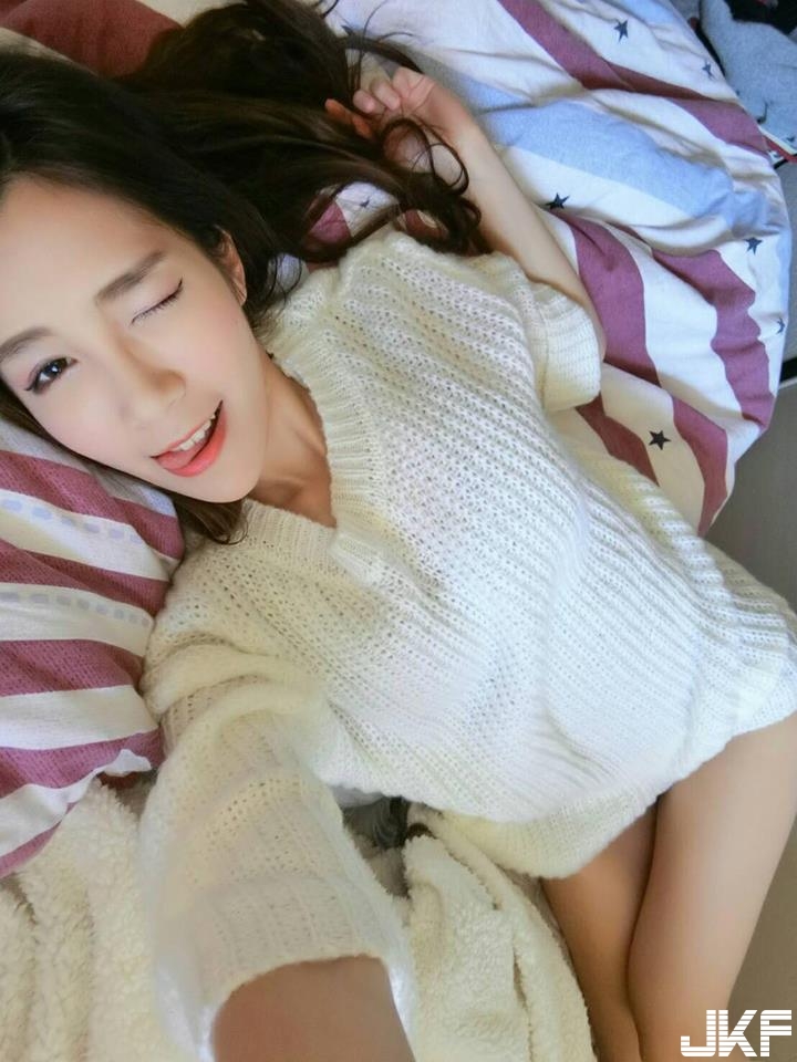 極致誘惑！十萬伏特「電眼正妹」《妤霜》自拍美照…衣服滑落「長輩」呼之欲出