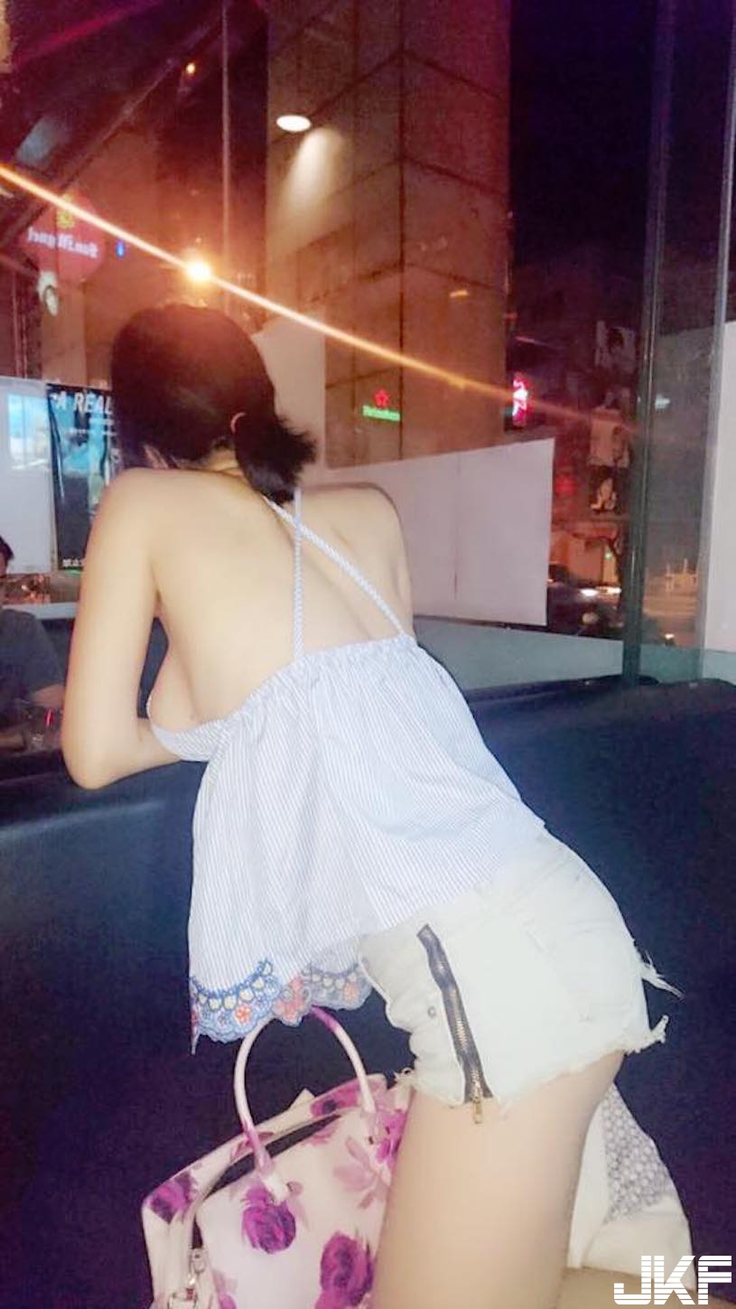 狂！辣妹「爆乳叫外送」穿這樣下樓好壞壞！超清涼服裝讓麥當勞店員賺到了…
