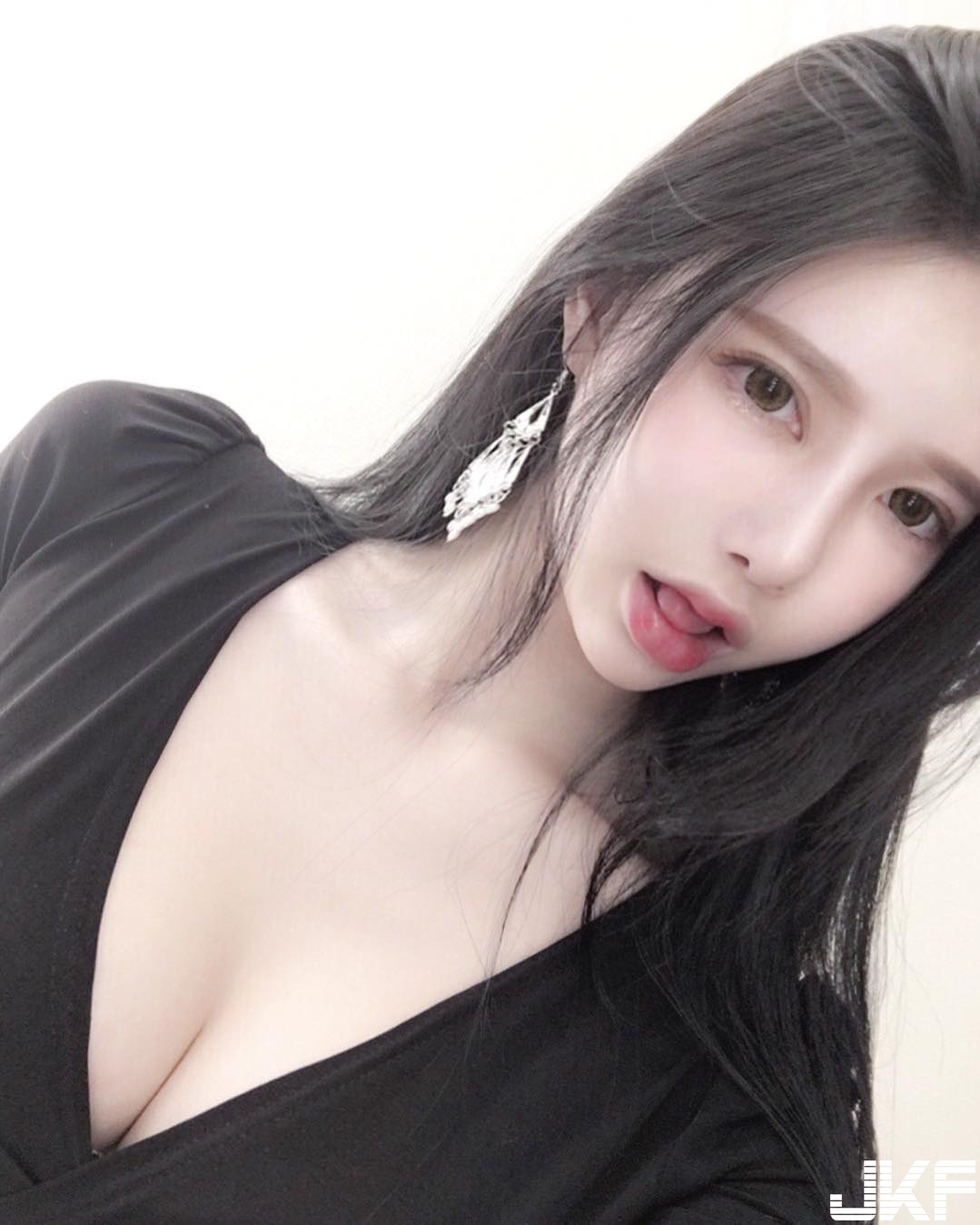 胸前好「巨大」把畫面塞滿滿！網驚呼：「眼前一片白茫茫」，令人頭昏目眩！