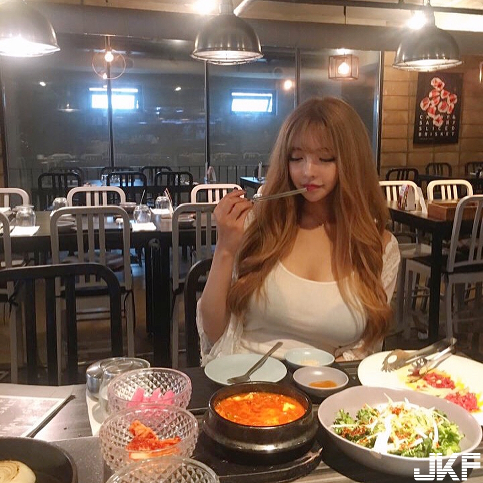水樂園驚見「超爆乳」正妹！火紅比基尼「包覆不住」快掉出來了&#8230;