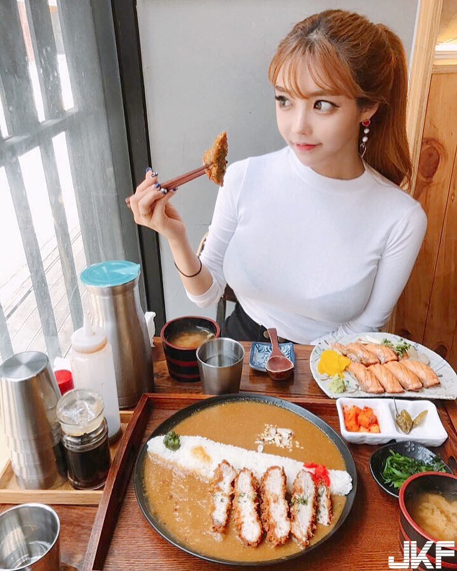 水樂園驚見「超爆乳」正妹！火紅比基尼「包覆不住」快掉出來了&#8230;