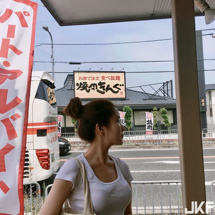 等級直逼藝術品！展覽驚見「白嫩兇狠妹」，貼身衣物緊繃，讓人無法專心看畫！