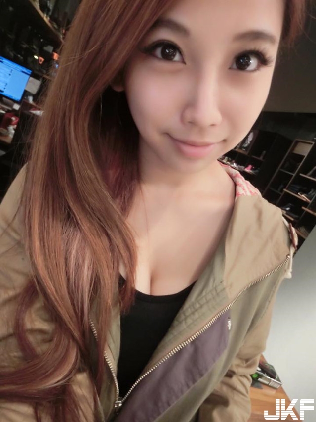 好兇～「H」appy美眉意外被衣服出賣！藏不住的那股狠勁讓人越看越嗨