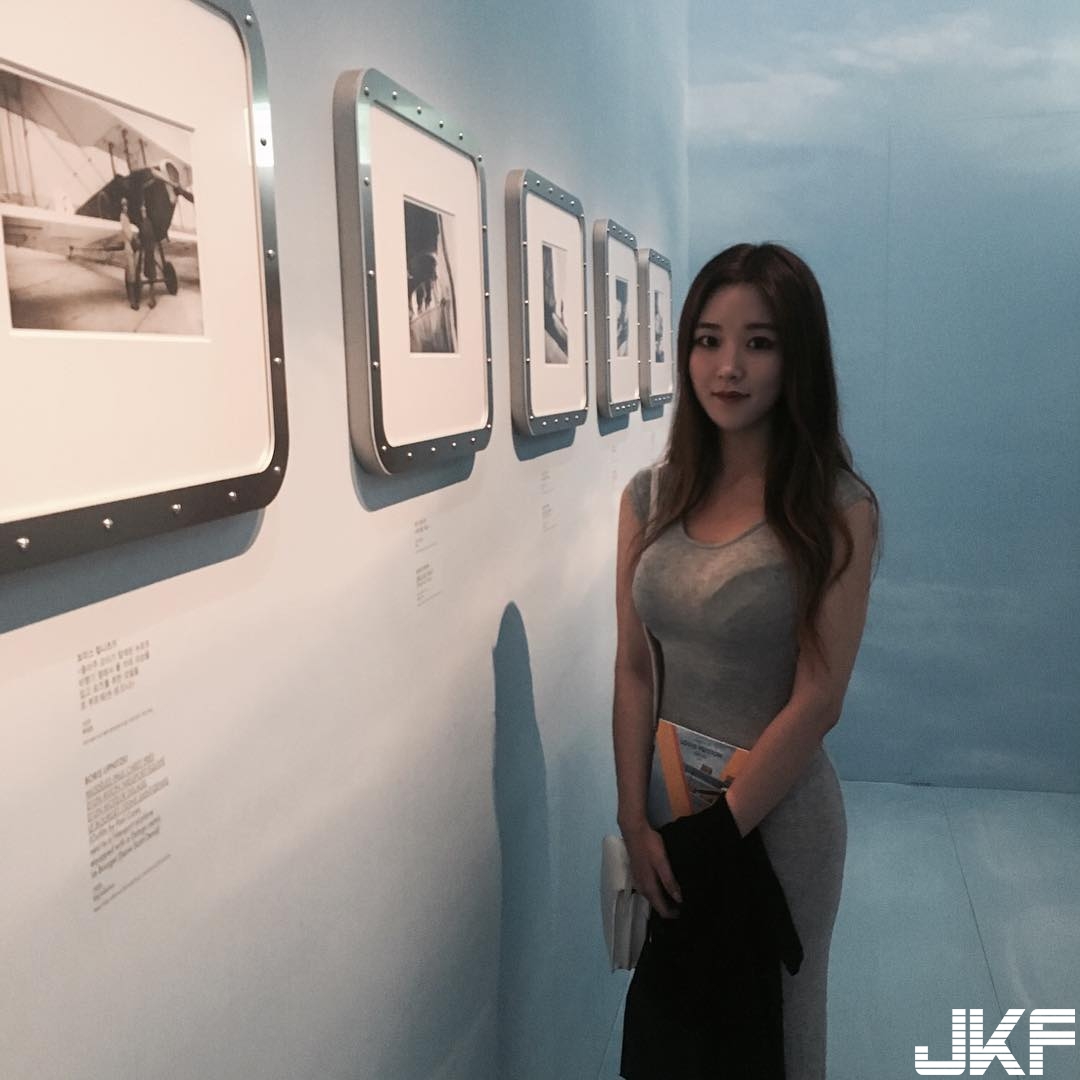 等級直逼藝術品！展覽驚見「白嫩兇狠妹」，貼身衣物緊繃，讓人無法專心看畫！