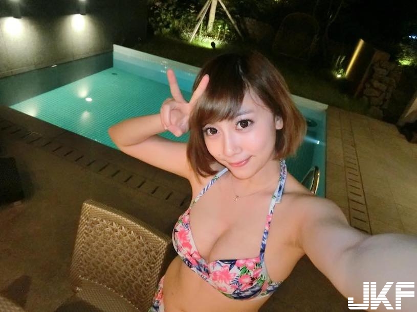 超性感實況主！　鏤空衣蹦出「雪白美乳」，一彎腰就讓人噴鼻血！