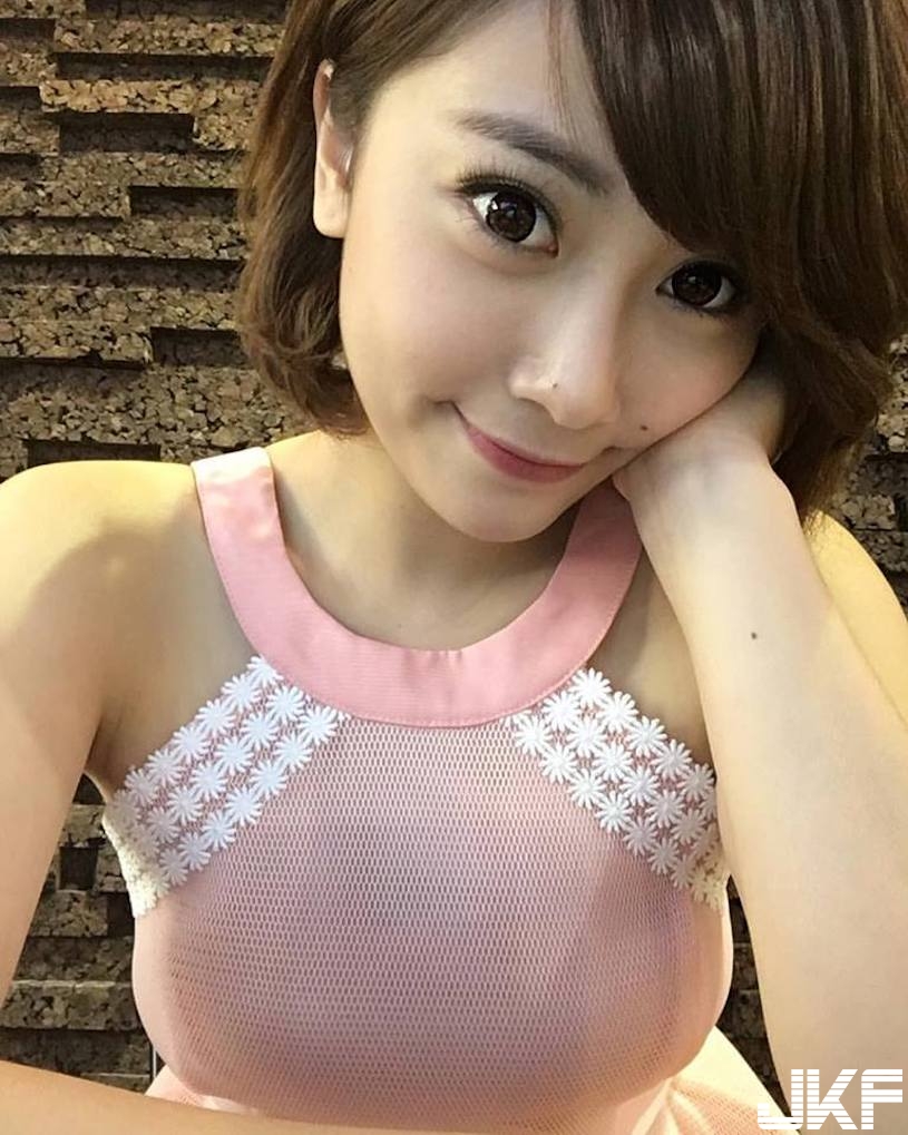 超性感實況主！　鏤空衣蹦出「雪白美乳」，一彎腰就讓人噴鼻血！