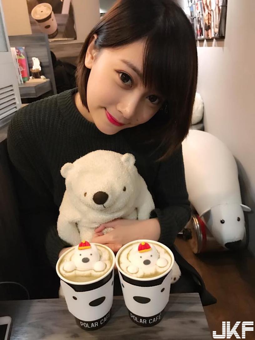 超性感實況主！　鏤空衣蹦出「雪白美乳」，一彎腰就讓人噴鼻血！