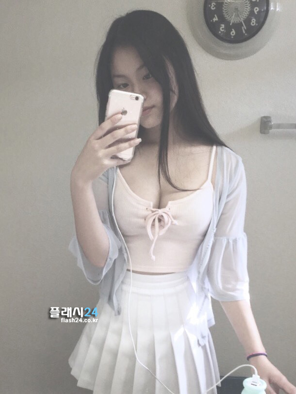 好青春！學生妹各種「制服自拍」逼人理智線斷掉！網友驚呼：時代不同了