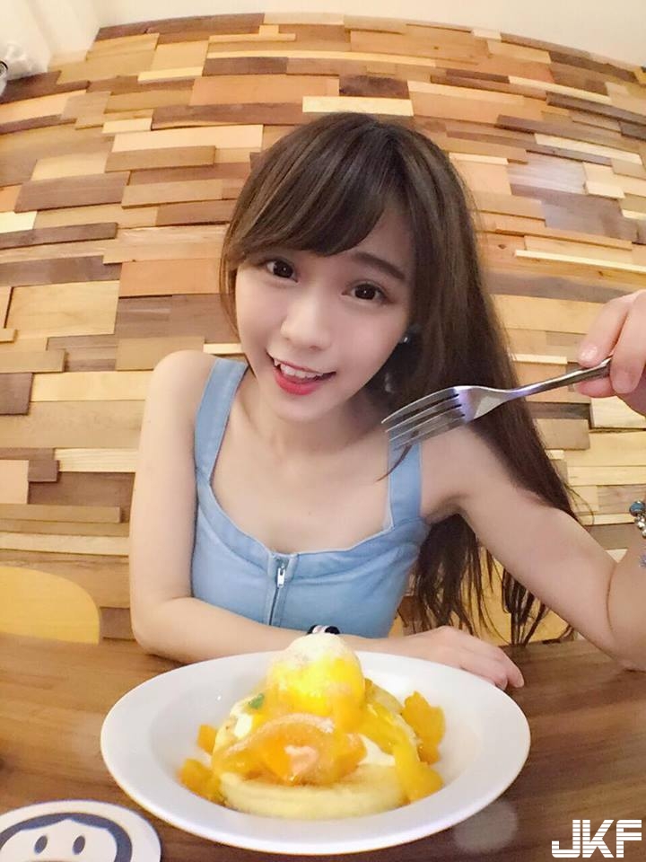 想吃！「可愛系萌妹」與美食相伴畫面好療癒　網友：陪你征服全世界