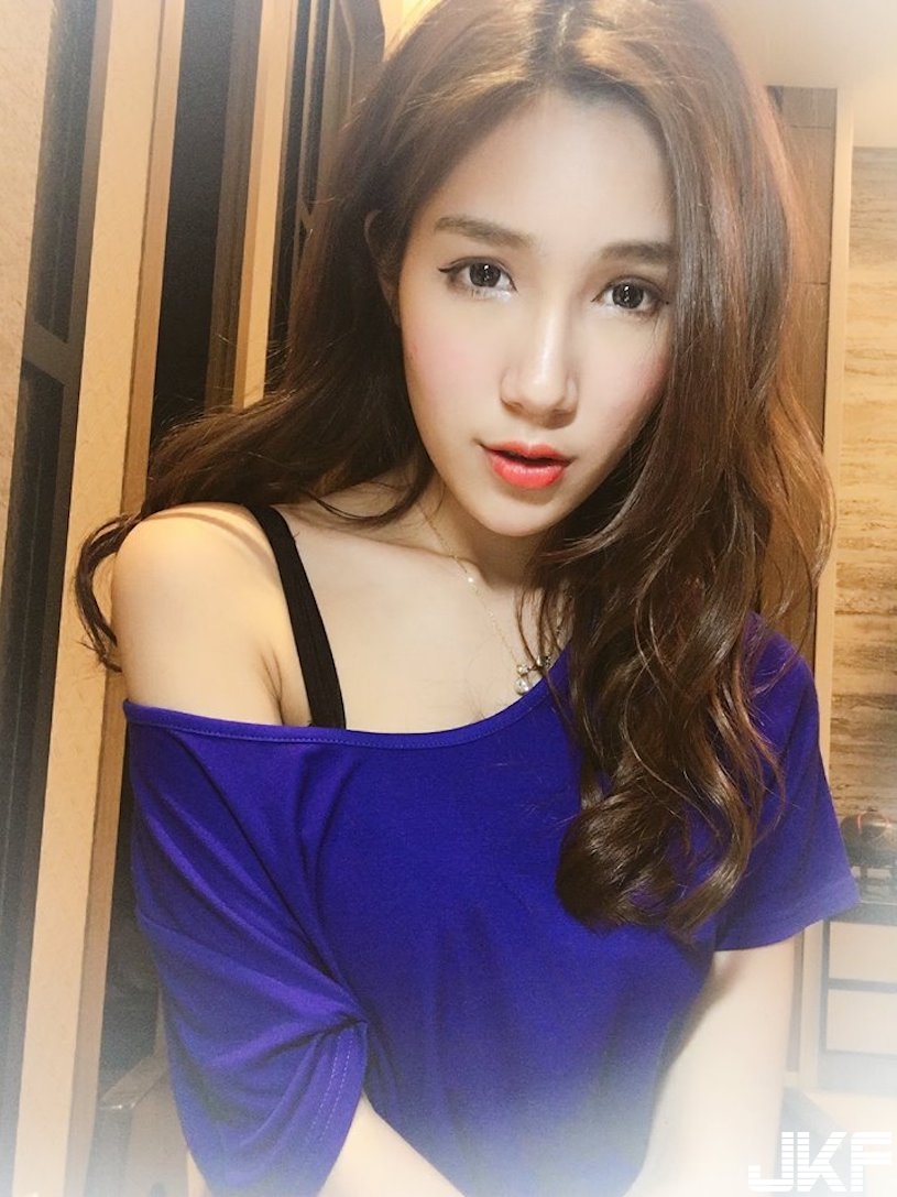 正妹直播「中路大開」！「性感美乳」又挺又大，好讓人噴鼻血喔！