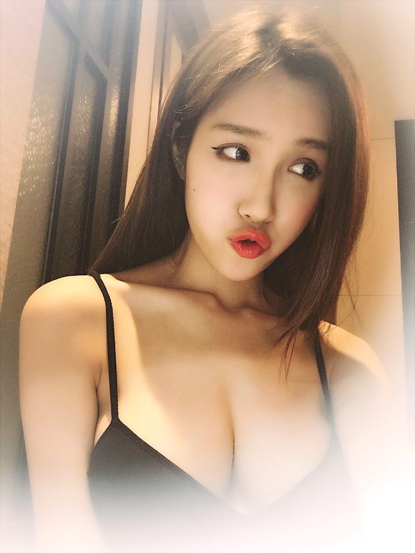 正妹直播「中路大開」！「性感美乳」又挺又大，好讓人噴鼻血喔！