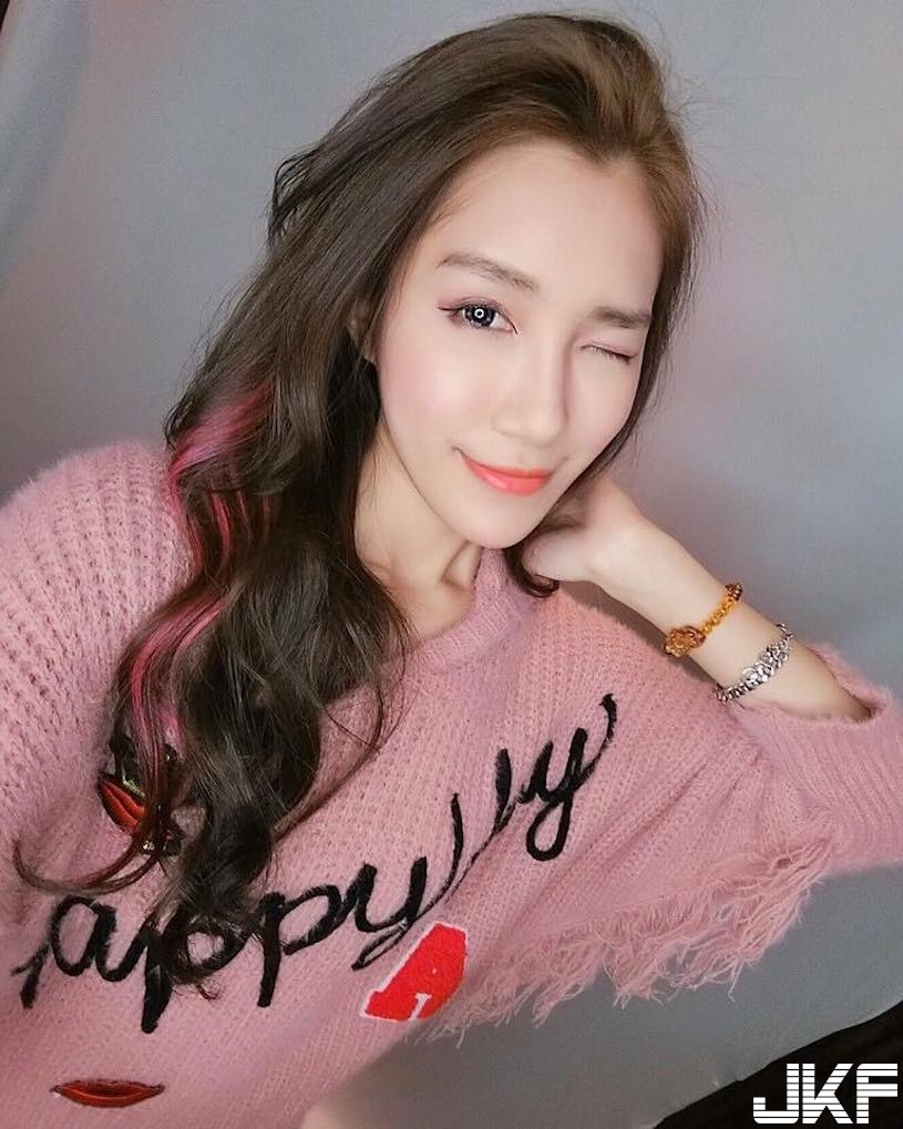 正妹直播「中路大開」！「性感美乳」又挺又大，好讓人噴鼻血喔！