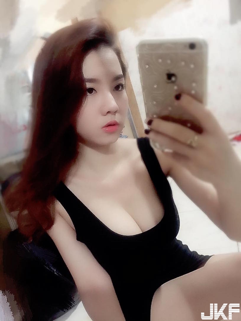 超可愛！「白嫩美乳妹」螞蟻纖腰太迷人！極品好身材讓人快把持不住了…