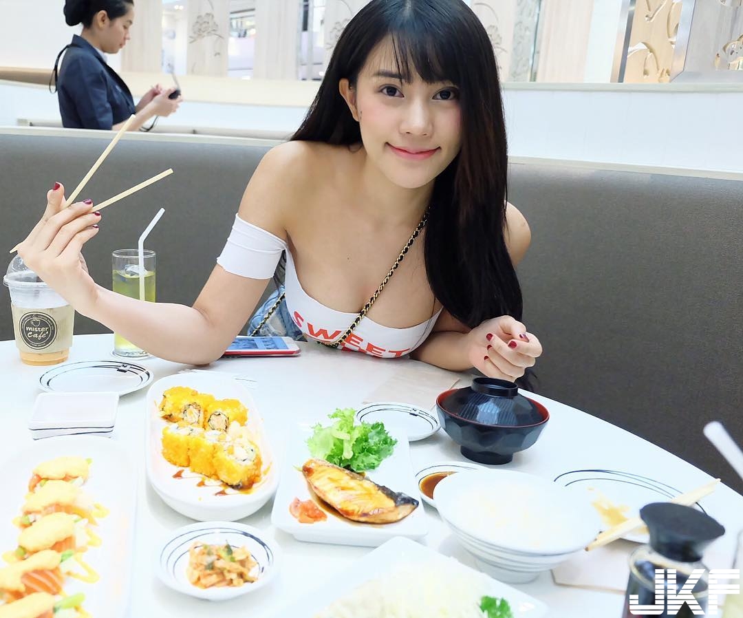好驚險！「泰國楊丞琳」夾菜向前傾胸前兩顆快掉出來！差點就要加菜了&#8230;