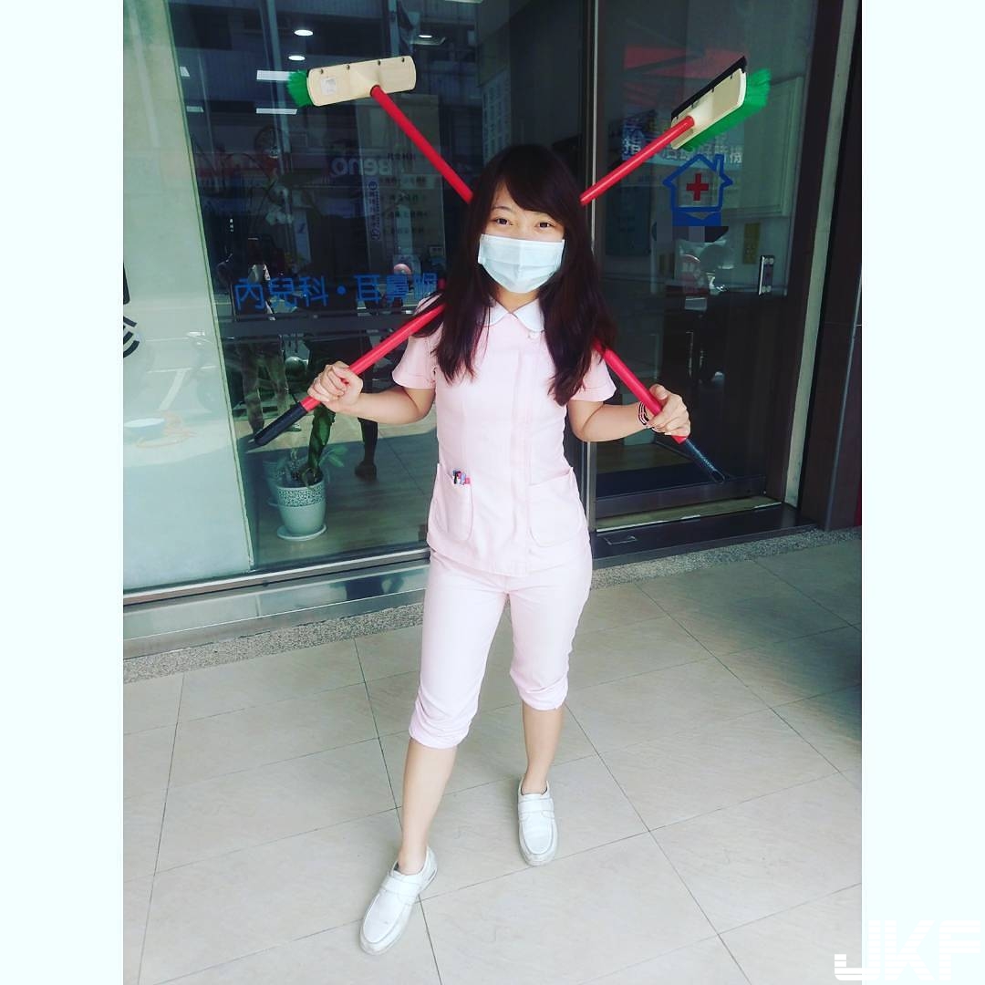 神到了！「可愛護理師」化身金鋼狼要打針！凶狠模樣讓病人乖乖治療！