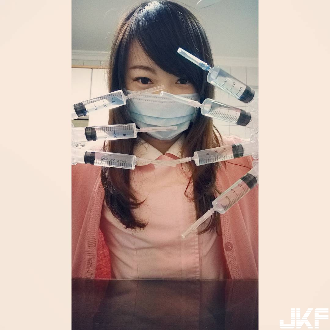 神到了！「可愛護理師」化身金鋼狼要打針！凶狠模樣讓病人乖乖治療！