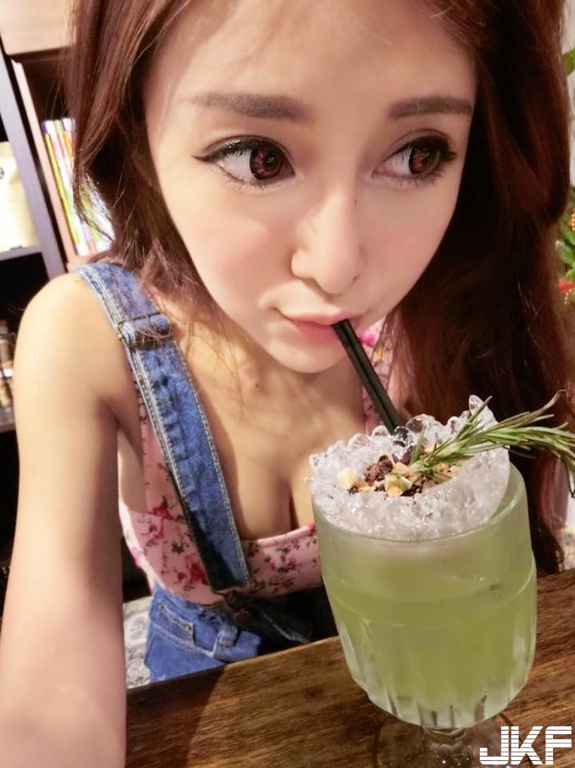 好凶悍！安希妹子「爆乳視角」畫面太養眼！車頭燈散發出滿滿的能量…