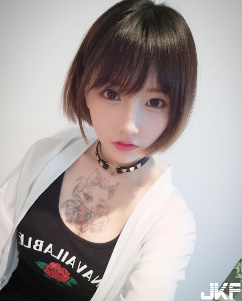 超兇猛蘿莉！長相甜美的「美乳妹子」！胸前圖案真的讓人好在意&#8230;