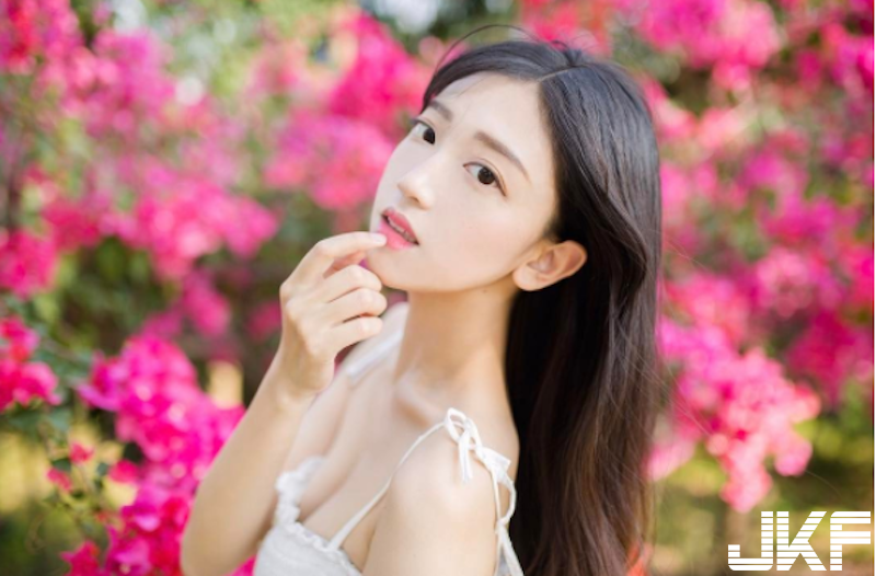 這腿可以玩一年！「正妹畢業生」露腿照超美！網友忍不住喊：戀愛了！