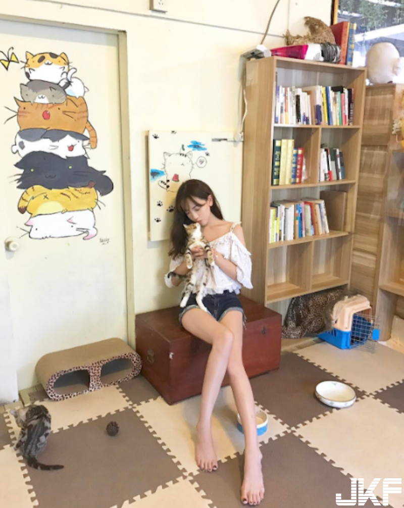 這腿可以玩一年！「正妹畢業生」露腿照超美！網友忍不住喊：戀愛了！
