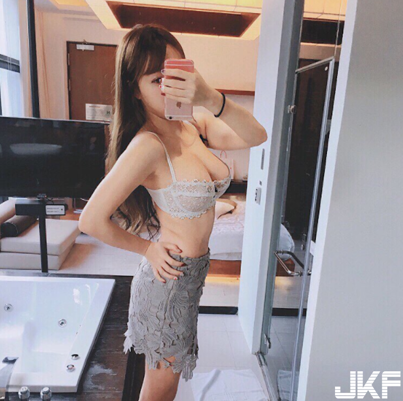 超猛「小隻馬奶妹」！每件「爆乳深V戰袍」都在挑戰粉絲極限！