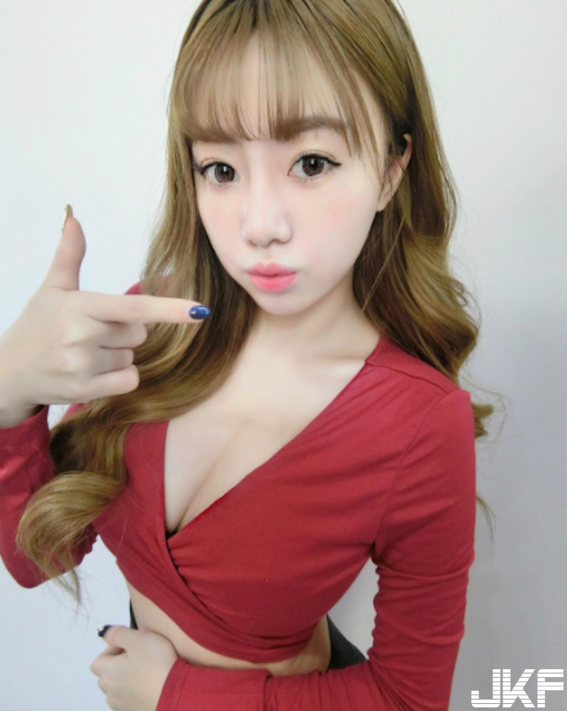 超猛「小隻馬奶妹」！每件「爆乳深V戰袍」都在挑戰粉絲極限！