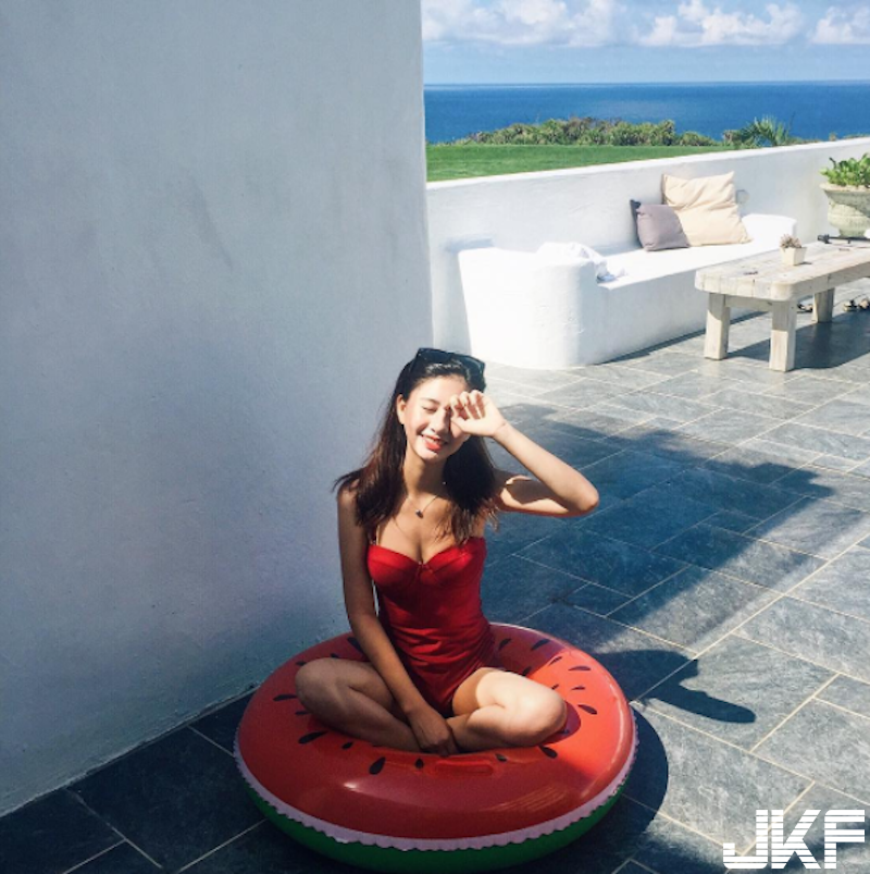 晚上出門遇到「遛狗正妹」！曲線性感的「修長美腿」畫面都快放不下啦！