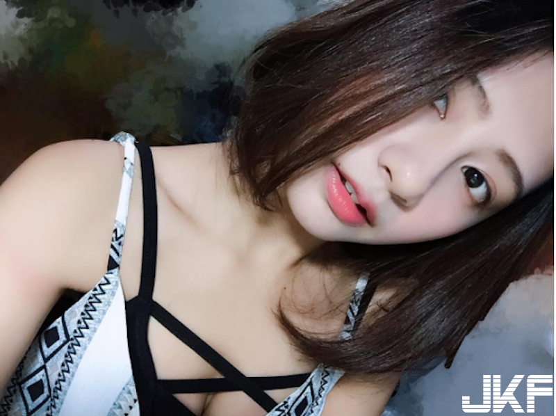 晚上出門遇到「遛狗正妹」！曲線性感的「修長美腿」畫面都快放不下啦！