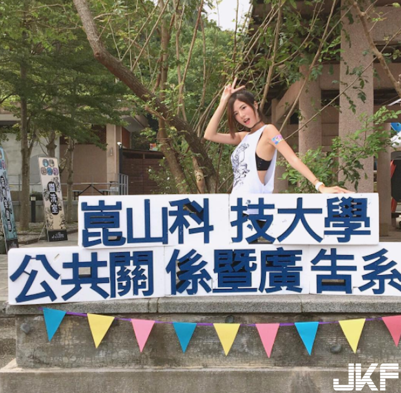 「大奶拉拉熊」正妹！笑容甜美、渾圓曲線～能駕馭各種「動物裝扮」！