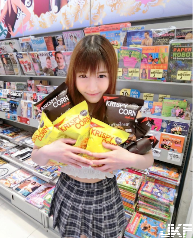被攻陷！「超商巨奶妹」搜刮便利商店！玉米片也比不上她「胸前白饅頭」啊！