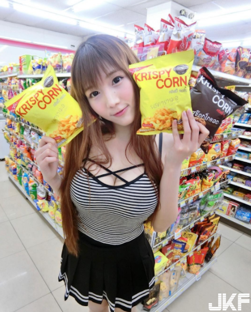 被攻陷！「超商巨奶妹」搜刮便利商店！玉米片也比不上她「胸前白饅頭」啊！