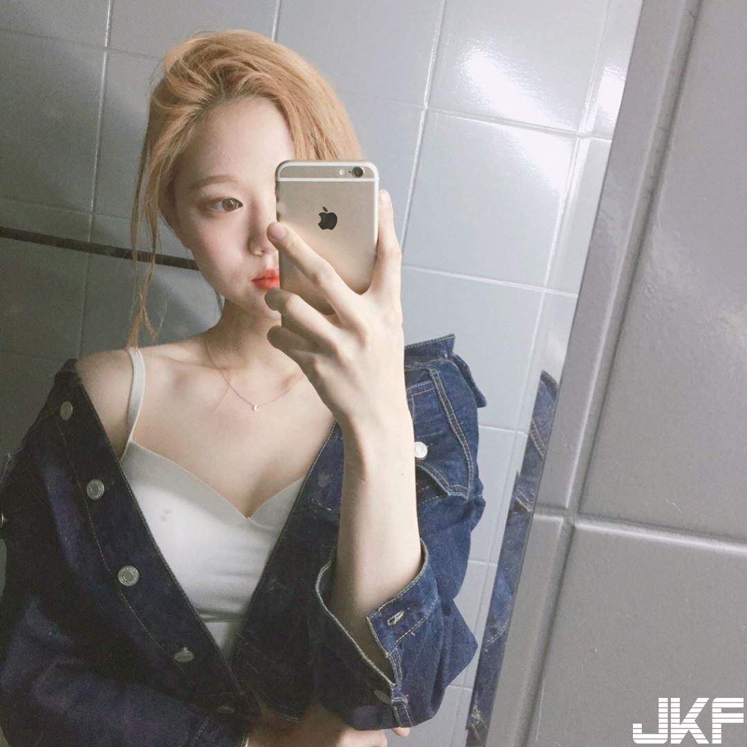 正妹主動獻飽！超級「深Ｖ畫面」好吸引人，又白又嫩讓人理智線快斷掉…