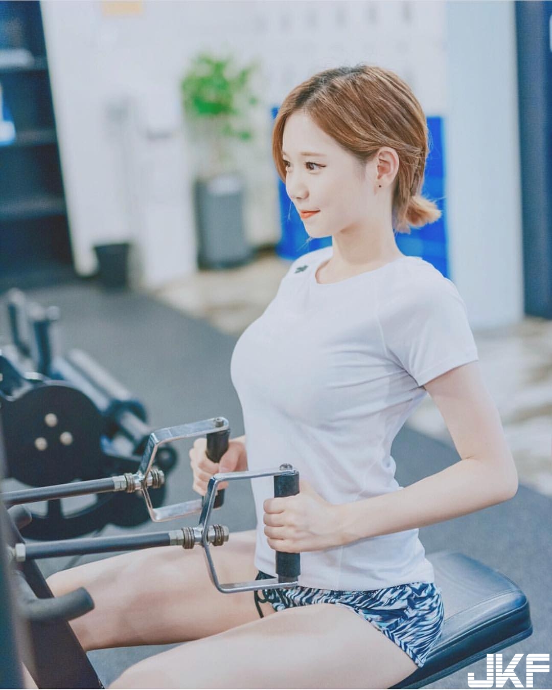 正妹主動獻飽！超級「深Ｖ畫面」好吸引人，又白又嫩讓人理智線快斷掉…