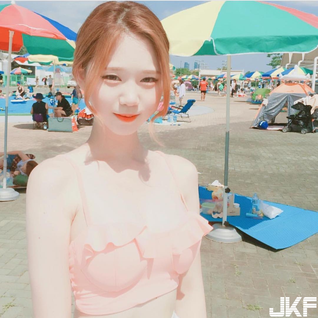 正妹主動獻飽！超級「深Ｖ畫面」好吸引人，又白又嫩讓人理智線快斷掉…