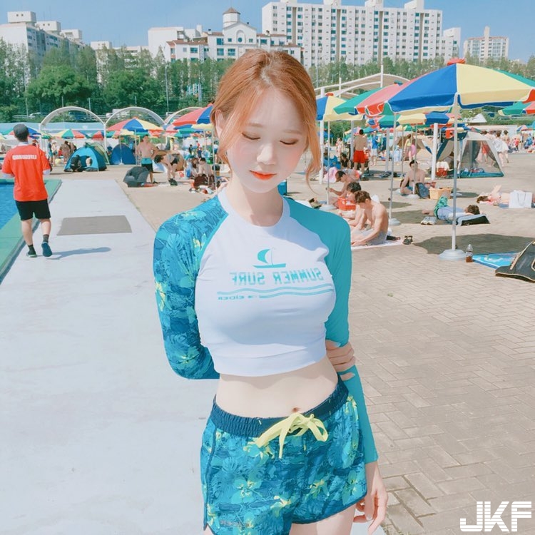 正妹主動獻飽！超級「深Ｖ畫面」好吸引人，又白又嫩讓人理智線快斷掉…