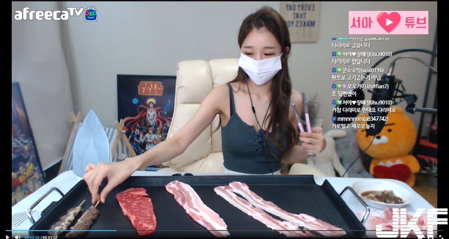 直播妹突然想吃！鏡頭前胸前捧肉秀「招牌料理」，讓人口水直流想來一份…