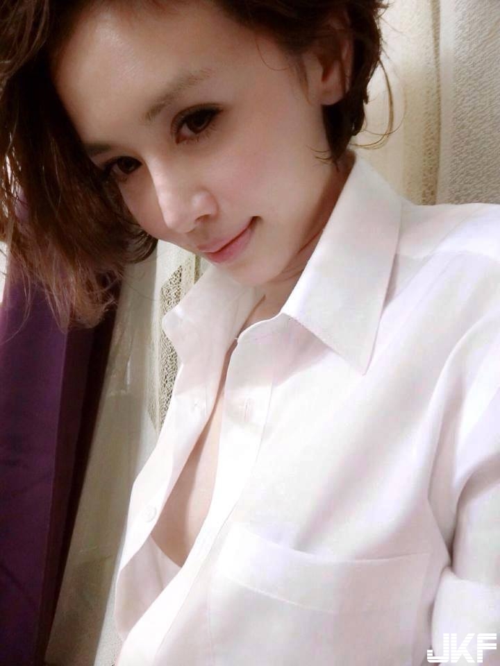 「隱私妹」不隱私也不藏私！純白襯衫敞開透出渾圓美乳！好大膽喔&#8230;