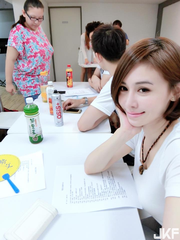 「隱私妹」不隱私也不藏私！純白襯衫敞開透出渾圓美乳！好大膽喔&#8230;