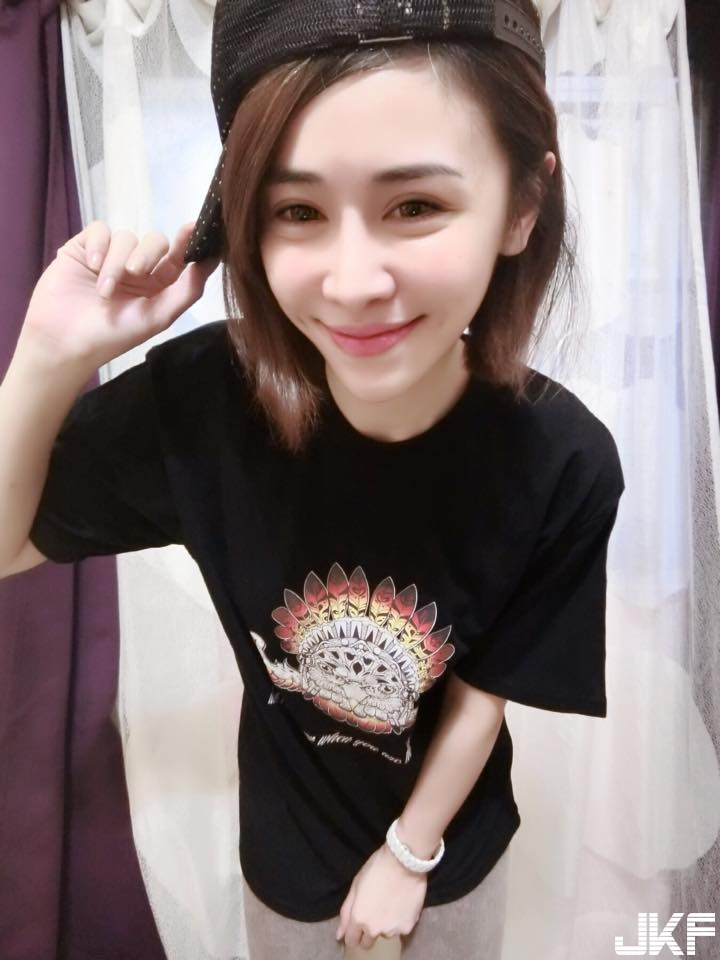 「隱私妹」不隱私也不藏私！純白襯衫敞開透出渾圓美乳！好大膽喔&#8230;