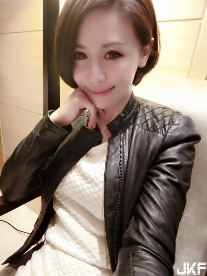 「隱私妹」不隱私也不藏私！純白襯衫敞開透出渾圓美乳！好大膽喔&#8230;