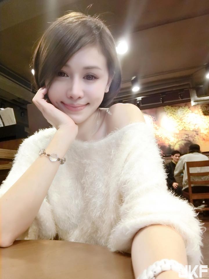 「隱私妹」不隱私也不藏私！純白襯衫敞開透出渾圓美乳！好大膽喔&#8230;