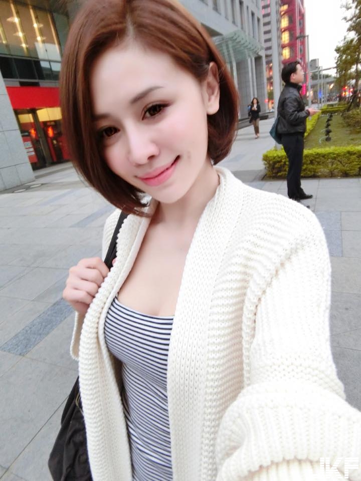 「隱私妹」不隱私也不藏私！純白襯衫敞開透出渾圓美乳！好大膽喔&#8230;