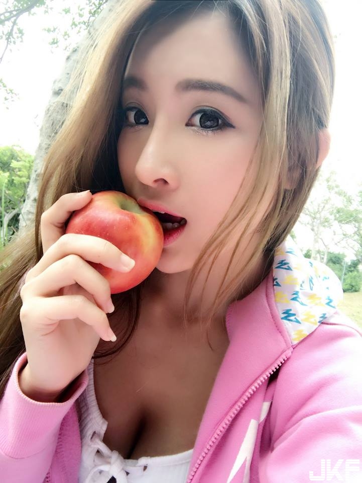 好想吃掉！「美乳正妹」享受美食畫面太可口！比起雞腿更想啃的絕對會是…