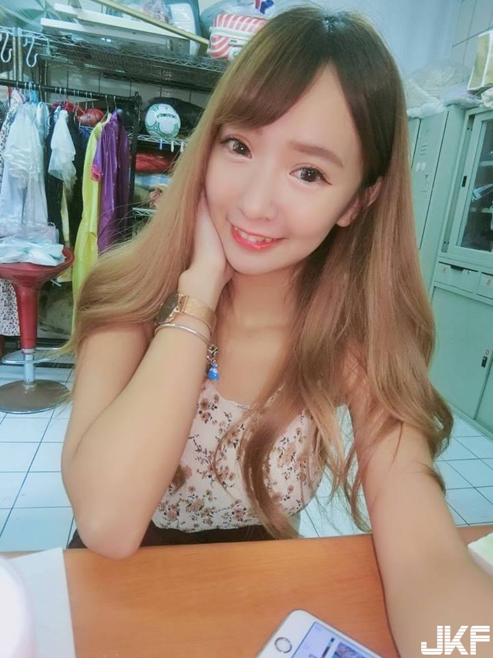 最強小隻馬出戰！渾圓「爆奶甜心」比基尼快被撐爆！畫面好猛…