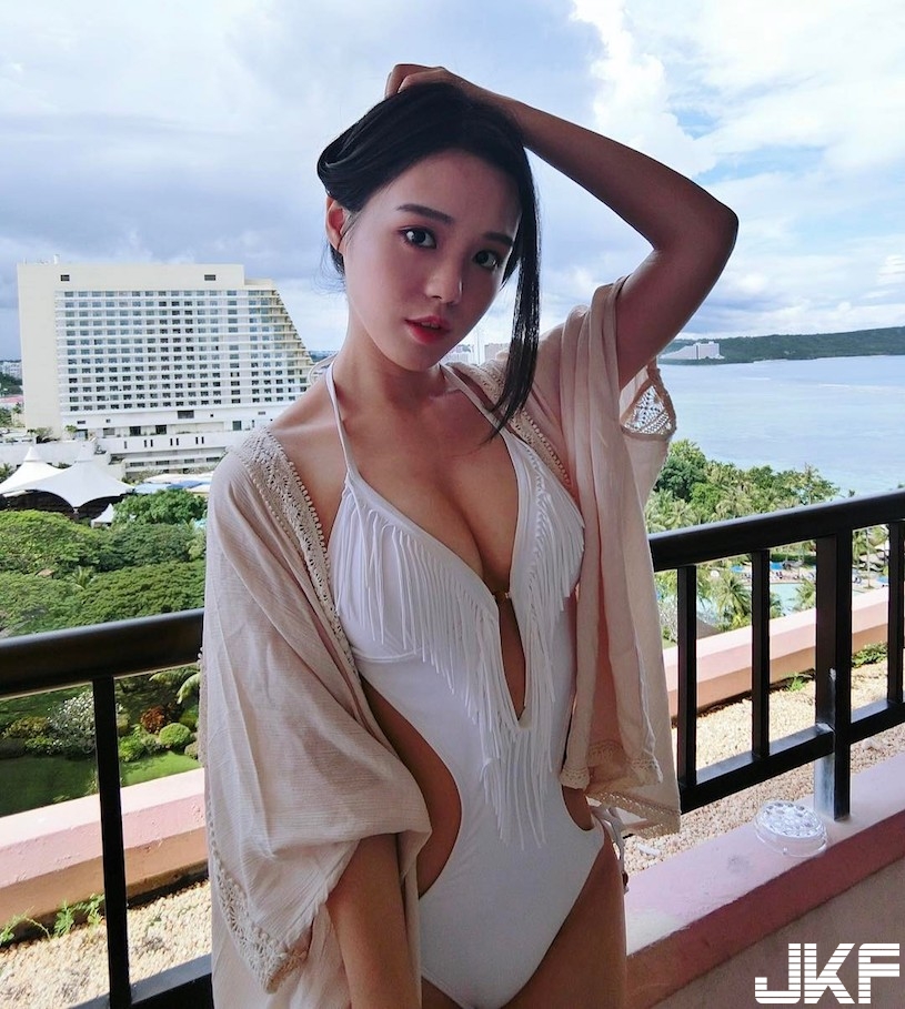 正妹海邊解放「比基尼美乳」，超深V視角「胸器快彈出來」！