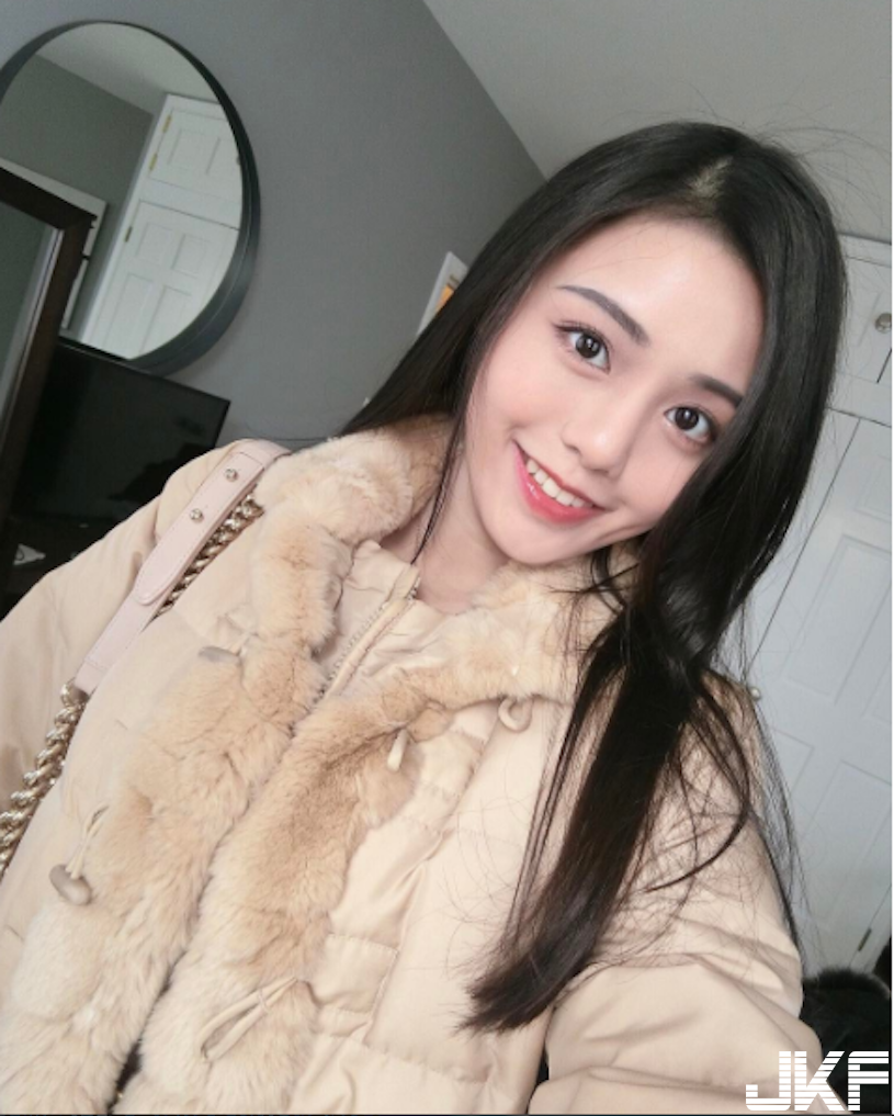 正妹海邊解放「比基尼美乳」，超深V視角「胸器快彈出來」！