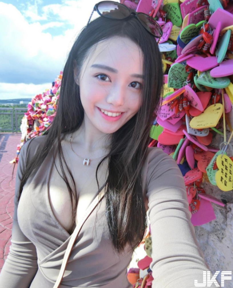 正妹海邊解放「比基尼美乳」，超深V視角「胸器快彈出來」！