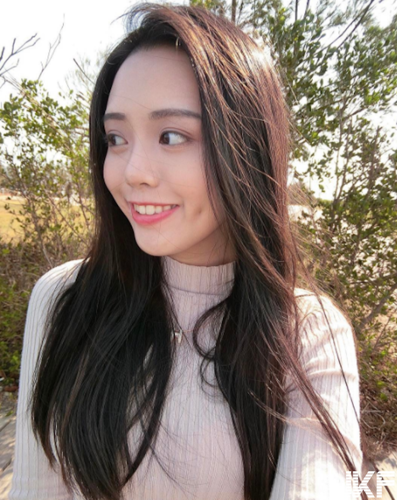 正妹海邊解放「比基尼美乳」，超深V視角「胸器快彈出來」！