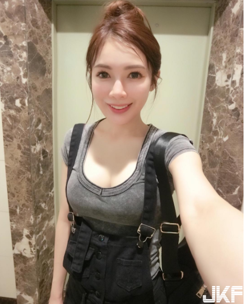空姐好胸！華航正妹花蓮海邊大秀「白嫩圓乳」！挖腰設計太邪惡了啦！